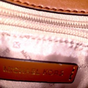 Hi I am selling my brand new Michael Kors purse